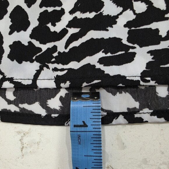Chicos Size 3 XL Black & White Abstract Animal Print Blouse 100% Polyester - Picture 8 of 8